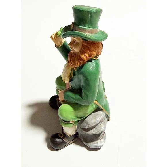 Leprechaun Holding Up A Clover WMG 2006 4" Tall Made In China - Picture 3 of 8